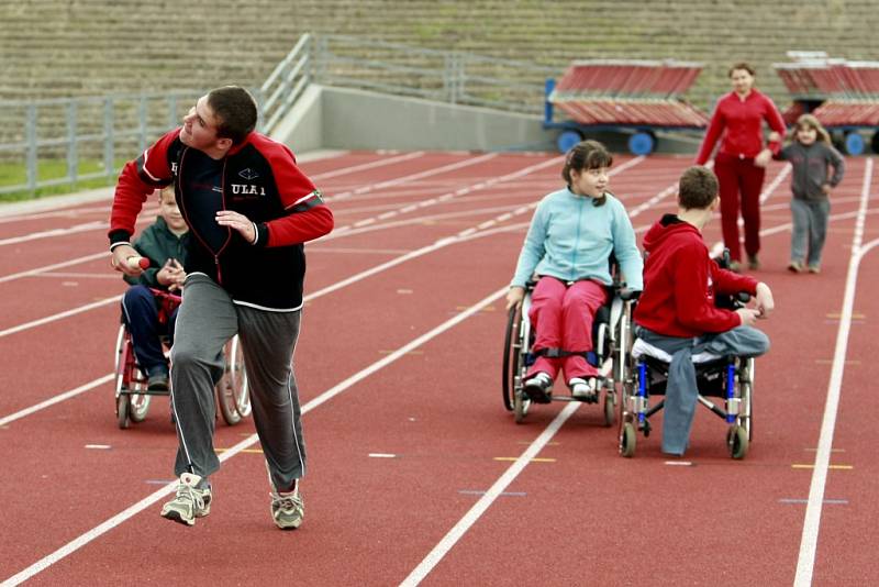 Premiéry Parapoháru na pardubickém atletickém stadionu se zúčastnila také vozíčkářka Klára Štegnerová