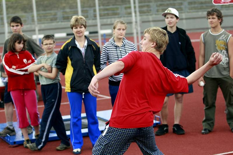 Premiéry Parapoháru na pardubickém atletickém stadionu se zúčastnila také vozíčkářka Klára Štegnerová