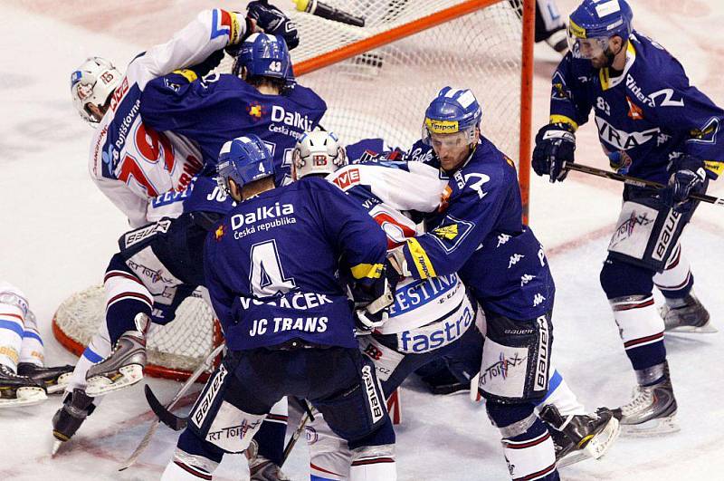  Hokejisté HC Eaton Pardubice prohráli ve třetím utkání semifinále play off s Vítkovicemi 0:3.