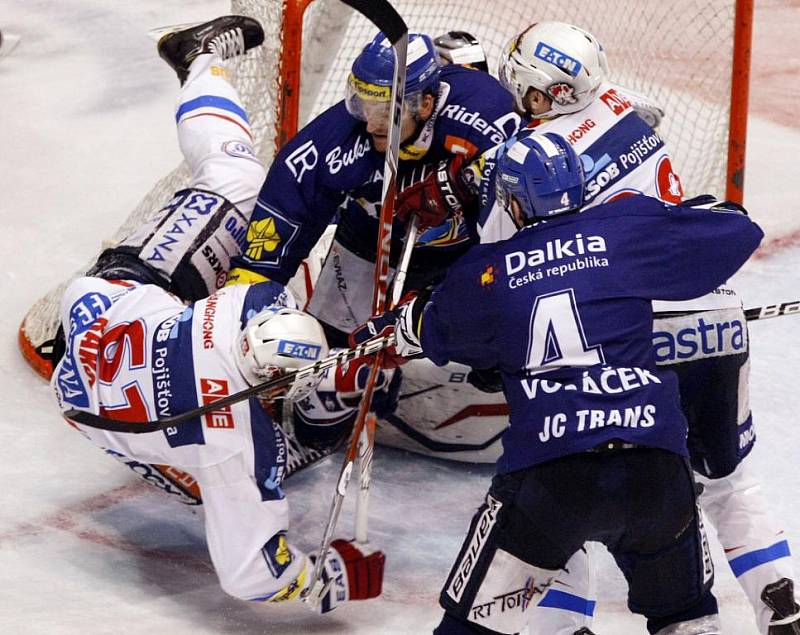  Hokejisté HC Eaton Pardubice prohráli ve třetím utkání semifinále play off s Vítkovicemi 0:3.