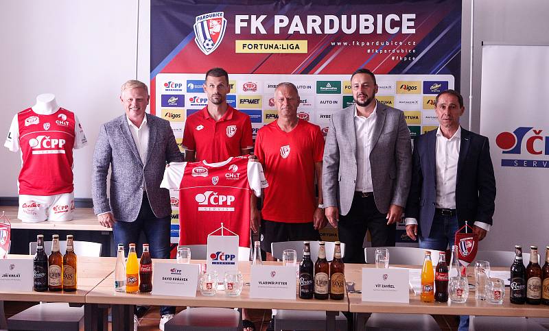 Tisková konference FK Pardubice před nadcházející sezonou FORTUNA:LIGY v Pardubickém pubu.