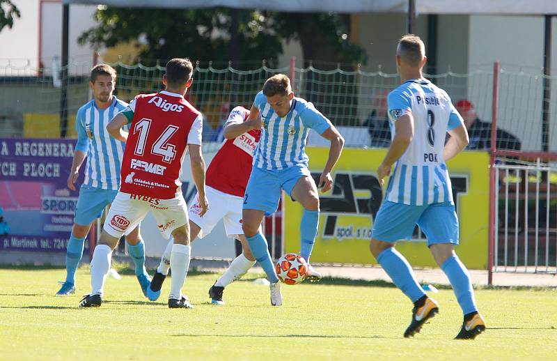 Utkání Fobalové národní ligy mezi FK Pardubice (ve červenobílém) a 1. SK Prostějov  (v modrobílém) na hřišti pod Vinicí v Pardubicích.