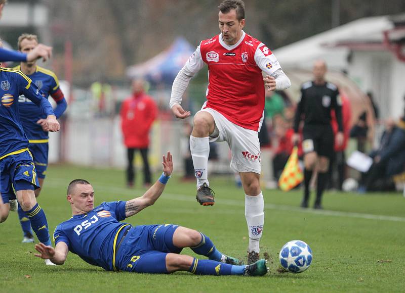 Utkání Fotbalové národní ligy mezi FK Pardubice (ve červenobílém) a FC Vysočina Jihlava (v modrobílém) na hřišti pod Vinicí v Pardubicích.