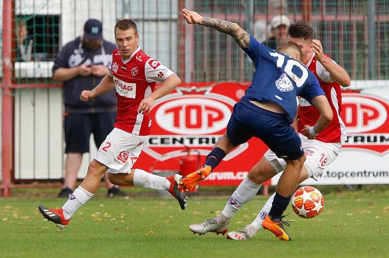 Utkání Fobalové národní ligy mezi FK Pardubice (ve červenobílém) a SK Líšeň ( v modrém) na hřišti pod Vinicí v Pardubicích.