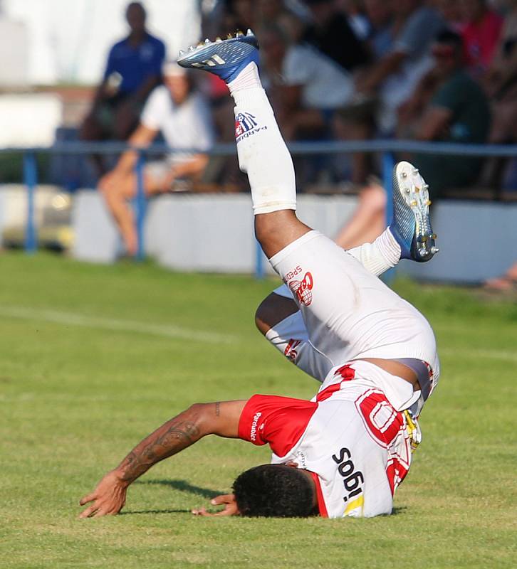 Přípravné fotbalové utkání mezi FK Pardubice (v bíločerveném) a SK Sigma Olomouc ( v modrém) na hřiřiti v Lázních Bohdaneč.