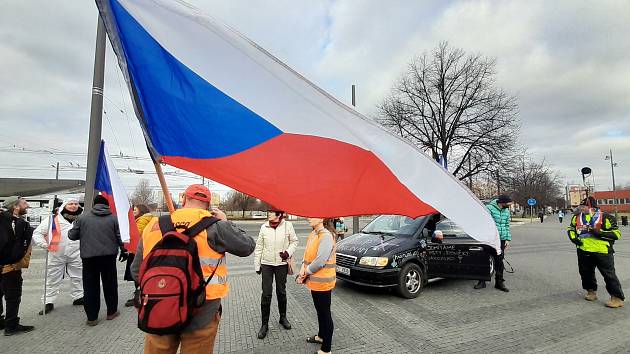 Lidé nespokojení s vládními opatřeními proti šíření koronaviru se v sobotu sešli v Pardubicích.