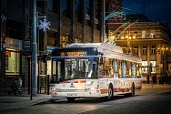 Od soboty do Tří králů můžete v ulicích Pardubic potkat vánočně vyzdobený trolejbus.