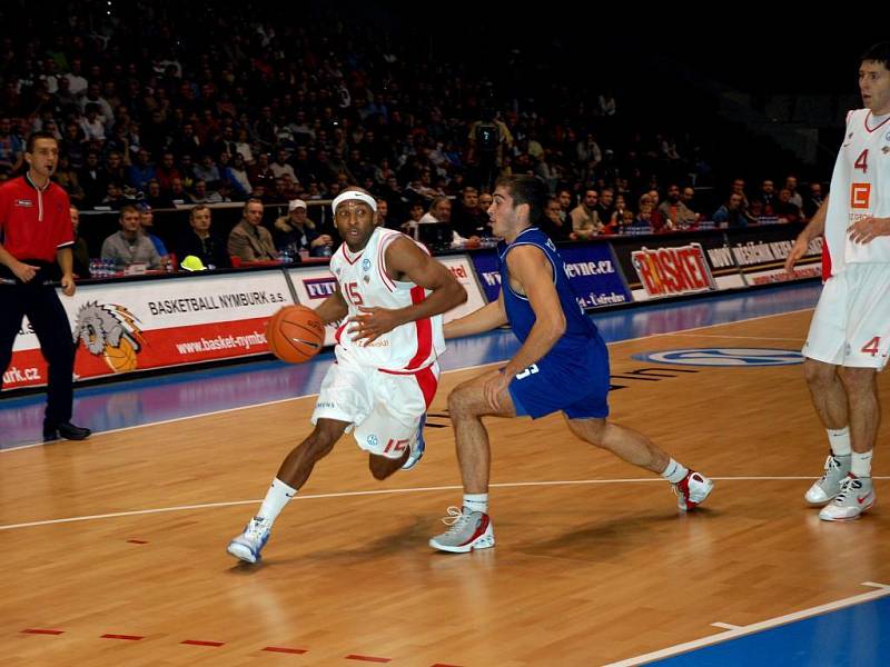 Basketbalový zápas mezi Nymburkem a Aténami, který se hrál v pardubické ČEZ Areně