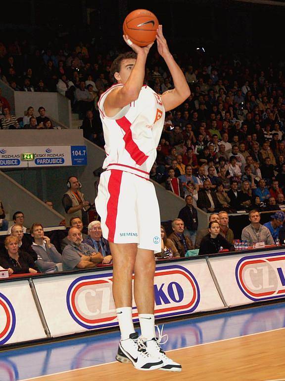 Basketbalový zápas mezi Nymburkem a Aténami, který se hrál v pardubické ČEZ Areně