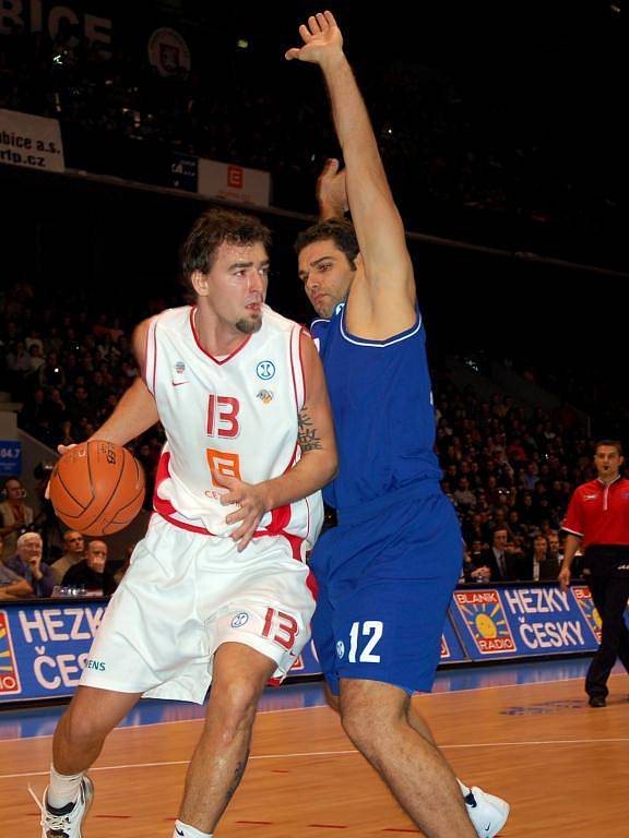 Basketbalový zápas mezi Nymburkem a Aténami, který se hrál v pardubické ČEZ Areně
