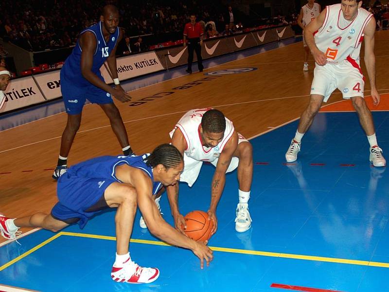 Basketbalový zápas mezi Nymburkem a Aténami, který se hrál v pardubické ČEZ Areně