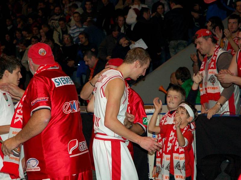 Basketbalový zápas mezi Nymburkem a Aténami, který se hrál v pardubické ČEZ Areně