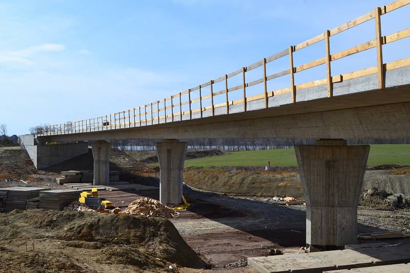 Stav výstavby dálnice D35 v úseku Opatovice - Časy na počátku dubna 2021