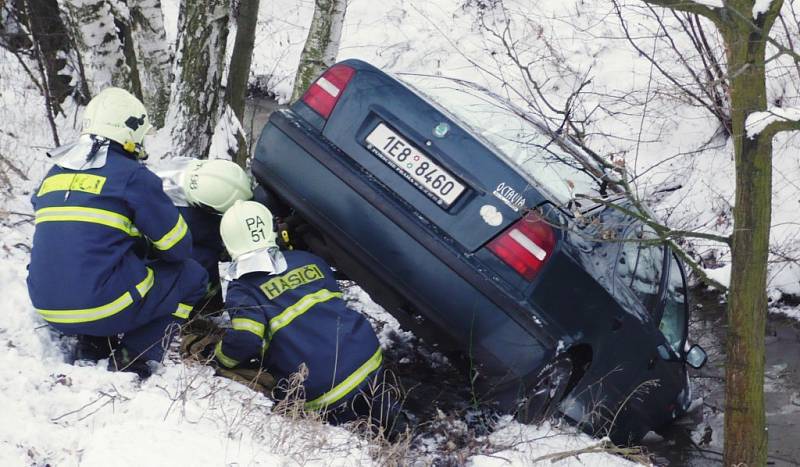 Auto po nehodě skončilo v potoce a muselo počkat na hasiče