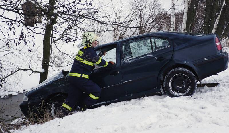 Auto po nehodě skončilo v potoce a muselo počkat na hasiče