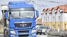 Přes lázeňské město si zkracují cestu tisíce kamionů denně.