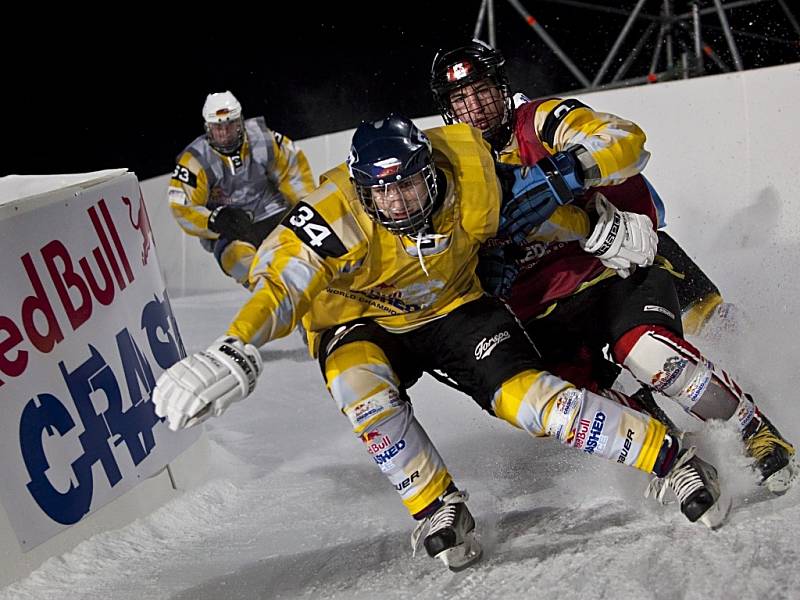 Ostré lokty. Sport, který vystupuje pod názvem ice cross downhill, rozhodně nejsou taneční. Na snímku pardubický borec Michael Urban předpisově  ukazuje, jak si lze odmítnout svého protivníka.