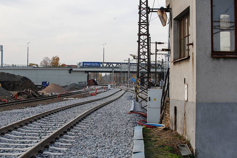 Průběh modernizace trati a perónů na Hlavním pardubickém vlakovém nádraží.