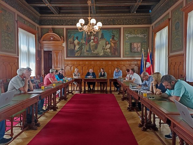 Vedení města má za sebou jednání se starosty obcí, které se nacházejí v okolí plánované spalovny nebezpečného odpadu. Na radnici se tak za účasti senátorky Miluše Horské sešli zástupci Pardubic, Rybitví, Srnojed a Lázní Bohdanče, aby společně probrali, ja