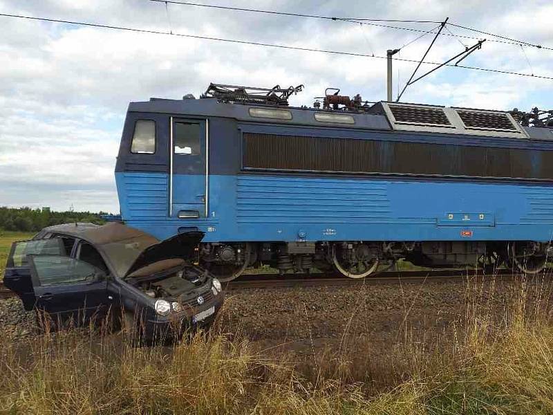 Řidička vjela pod vlak, ten auto probodl nárazníkem.