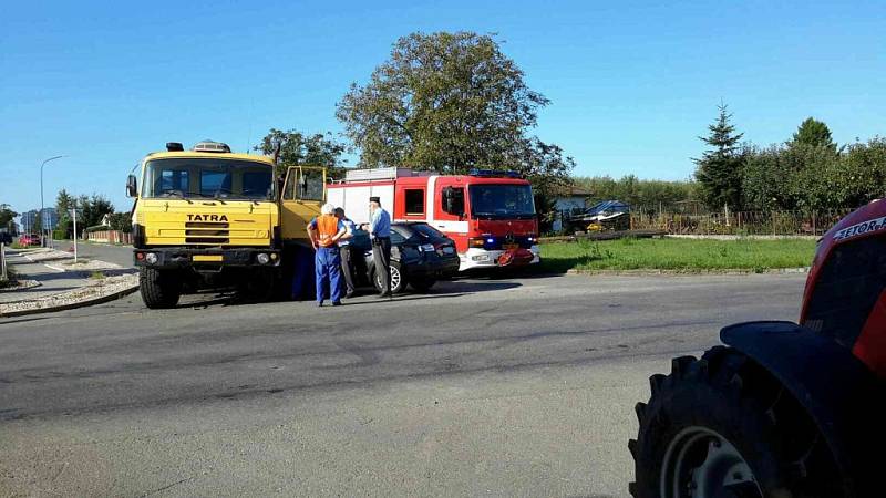 Automobil ve Starých Ždánicích skončil zapasovaný pod nákladním autem.