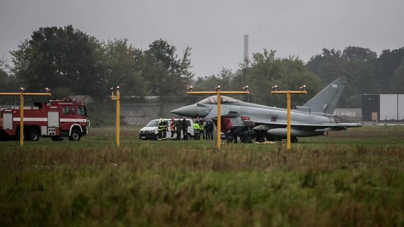 Britská stíhačka Eurofighter nezvládla v Pardubicích přistání. Pilot přejel dráhu letiště.