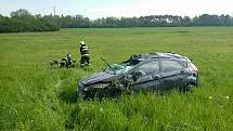 Dopravní nehoda ve Svítkově. Automobil se kutálel přes střechu, řidička z automobilu vypadla.