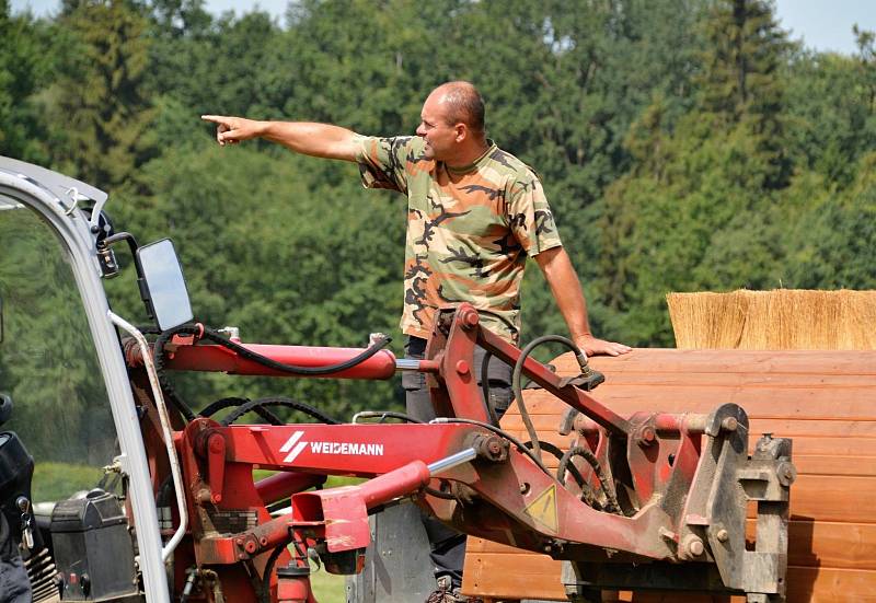 Mistrovství na pardubickém závodišti nabídne umění koní, jezdců i řezbářů