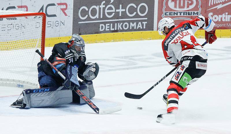 Utkání Tipsport extraligy v ledním hokeji mezi HC Dynamo Pardubice (v bíločerveném) a HC Škoda Plzeň (v černém) v pardubické enterie areně.