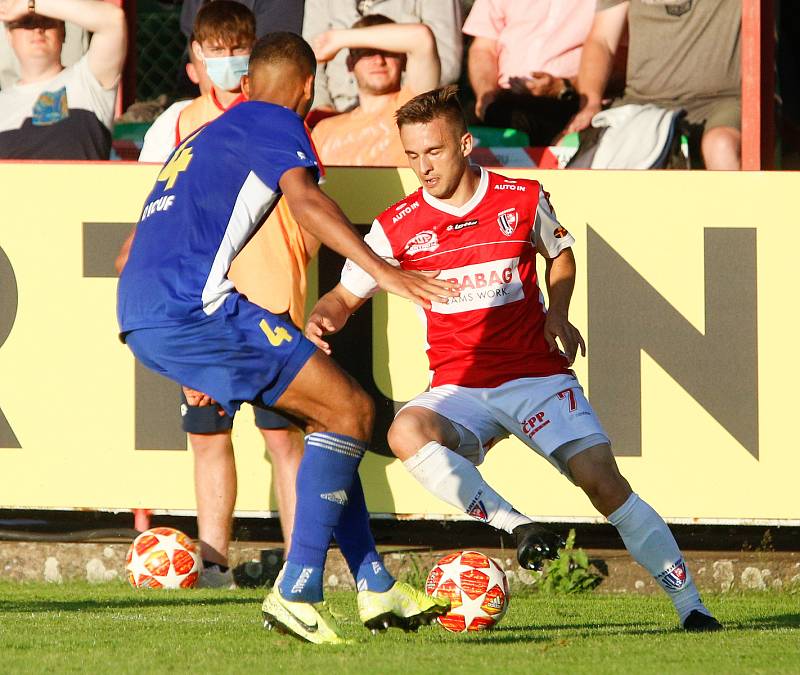 Utkání Fobalové národní ligy mezi FK Pardubice (ve červenobílém) a FC Vysočina Jihlava (v modrém) na hřišti pod Vinicí v Pardubicích.