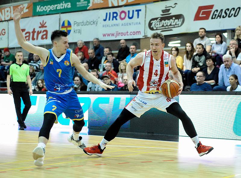 Basketbalové utkání Kooperativy NBL mezi BK JIP Pardubice (v červenobílém) a BK Opava (v modrém) v pardubické hale na Dašické.