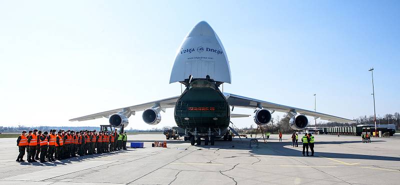 Na pardubickém letišti 1.4. přistál čtvrtý nákladní speciál Antonov An-124-100M Ruslan s dalším nákladem  zdravotnického materiálu a ochranných prostředků.