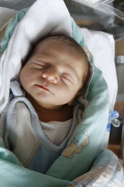 Petr Špičák se narodil 19. srpna ve 23:37 hodin. Měřil 49 centimetrů a vážil 3450 gramů. Maminku Veroniku u porodu podpořil tatínek Martin. Doma v Pardubicích čeká ještě čtyřletá Klárka. 