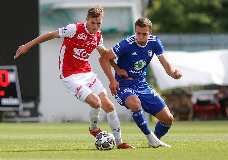 Fotbalové utkání Fortuna ligy mezi FK Pardubice (v červenobílém) a FK Mladá Boleslav ( v modrém) na Městském stadionu Ďolíček v Praze.