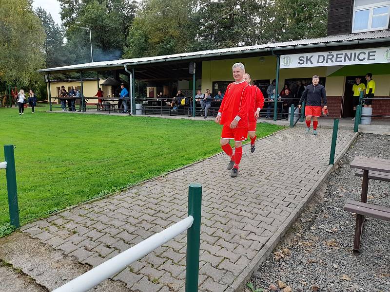 Seriál Pivo, Párek a Liga Mistrů zavítal do Dřenic, kde působí legenda Sparty Praha Radim Holub (v červeným - s číslem 7).