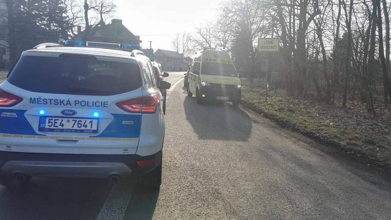Nehoda se zraněním v Lázních Bohdaneč. Auto se střetlo s cyklistkou.