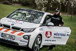 Elektromobil od BMW v barvách Městské policie Pardubice.