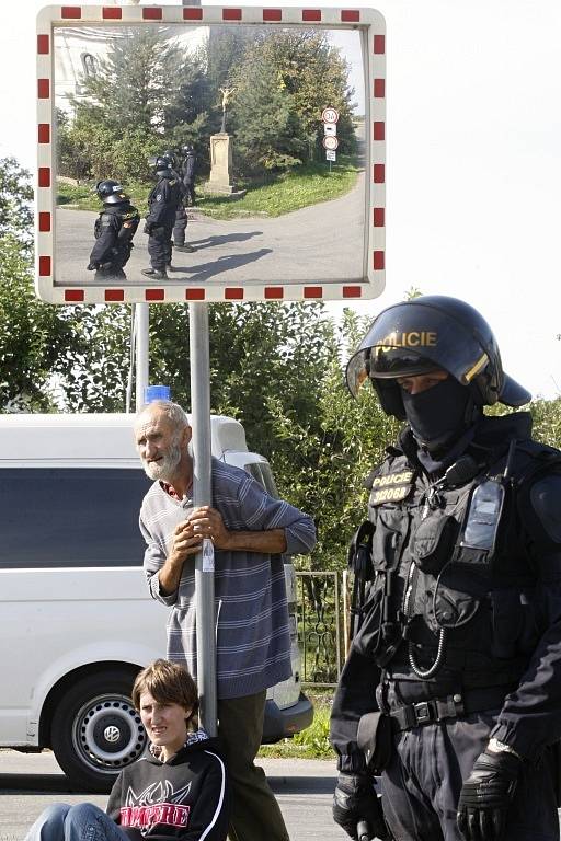 A dál ani krok. Policejní těžkooděnci zahradili davu cestu. Směrem k ubytovně pustili jen místní občany. 