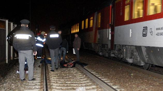 Muž v Pardubicích pravděpodobně spáchal sebevraždu. Postavil se před vlak.