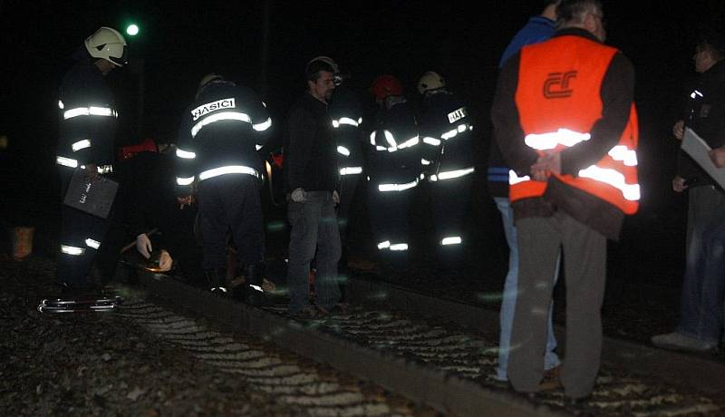 Muž v Pardubicích pravděpodobně spáchal sebevraždu. Postavil se před vlak.