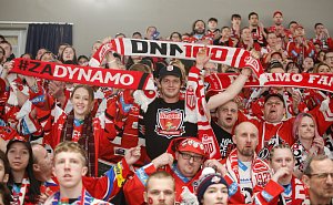 Fanoušci HC Dynamo Pardubice při hokejovém utkání druhého čtvrtfinále play off Tipsport extraligy mezi HC Dynamo Pardubice (v bíločerveném) a Moutfield HK v pardudubické enteria areně.
