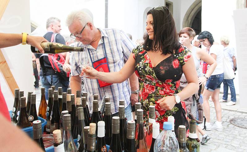 Z archivu. Pardubický festival vína v prostorách pardubického zámku.