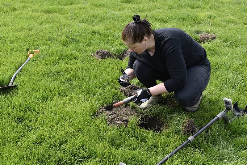 Letní stadion v Pardubicích ještě před zahájením rekonstrukce obsadili archeologové. Nalezené předměty vyprávějí příběhy spojené s koncem druhé světové války v Pardubicích.