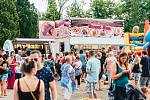 Na pardubický Food Truck Fest se sjely desítky majitelů trucků, kteří si připravili rozmanité nabídky plné tradičního místního jídla i pochutin ze světa.