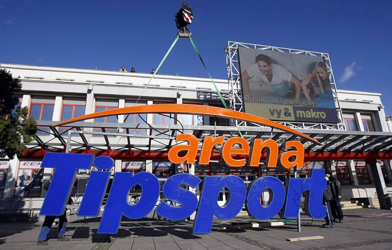 Usazování nového loga na Tipsport arenu v Pardubicích