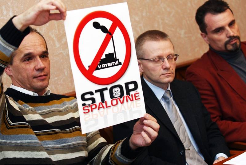 Nově založené občanské sdružení Stop spalovně v Rybitví má za cíl sjednotit všechny odpůrce plánovaného obnovení spalovny nebezpečného odpadu v areálu chemičky Synthesia Pardubice