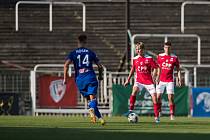 Emil Tischler (u míče) se představil na nezvyklé pozici, když proti Olomouci hrál středního defenzivního záložníka.