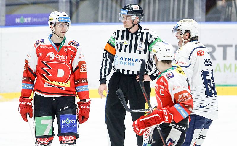 Hokejové utkání Tipsport extraligy v ledním hokeji mezi HC Dynamo Pardubice (v bíločerveném) a HC Rytíři Kladno (v bílomodrém) v pardudubické enterie areně.