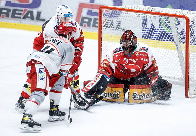 Hokejové utkání Tipsport extraligy HC Dynamo Pardubice (v červeném) vs. Mountfield Hradec Králové.