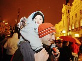 Štědrovečerní procházka přivedla na Pernštýnské náměstí stovky lidí